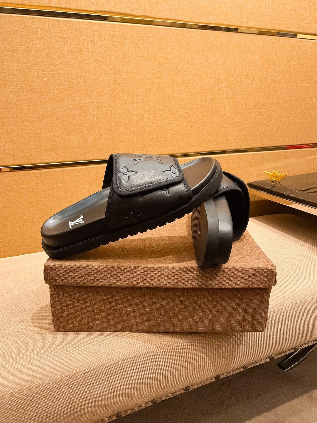 Men's men's shoes 💰 320💰 New model on the market 🔥[LV🔥 Louis Vuitton slippers] High-end 1:1 mold customization, original upgraded version of the outsole, lighter and non-slip. The market's top quality, fashionable and trendy, versatile and popular, simple yet tasteful, a must-have for fashionistas, exuding a fashionable and casual atmosphere, fashion is at your feet, full of confidence, the same style at the counter 👍The season of spring and summer slippers is here, super beautiful to wear, 38-44 2⃣️colors available🔥